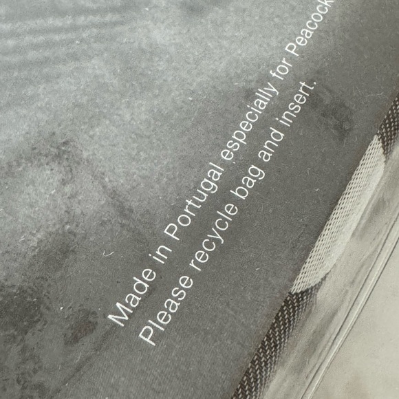 NWT Peacock Alley King size duvet set, duvet plus 2 king shams. - Picture 4 of 4